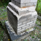 Detailní pohled na patu komína. Detailní pohled na patu komína.