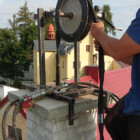 Osazení frézovací hlavy na nově vyzděný komín. Osazení frézovací hlavy na nově vyzděný komín.