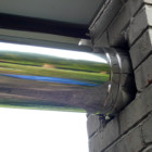 Detail na prostup komínovým pláštěm. Detail na prostup komínovým pláštěm.