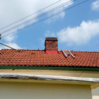 Střecha nebyla ani příliš prudká, ani vysoká, přesto stát na ní 10 hodin, nebylo nic příjemného. Střecha nebyla ani příliš prudká, ani vysoká, přesto stát na ní 10 hodin, nebylo nic příjemného.